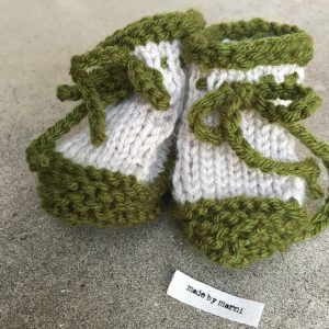 Knitted baby booties - free knitting pattern